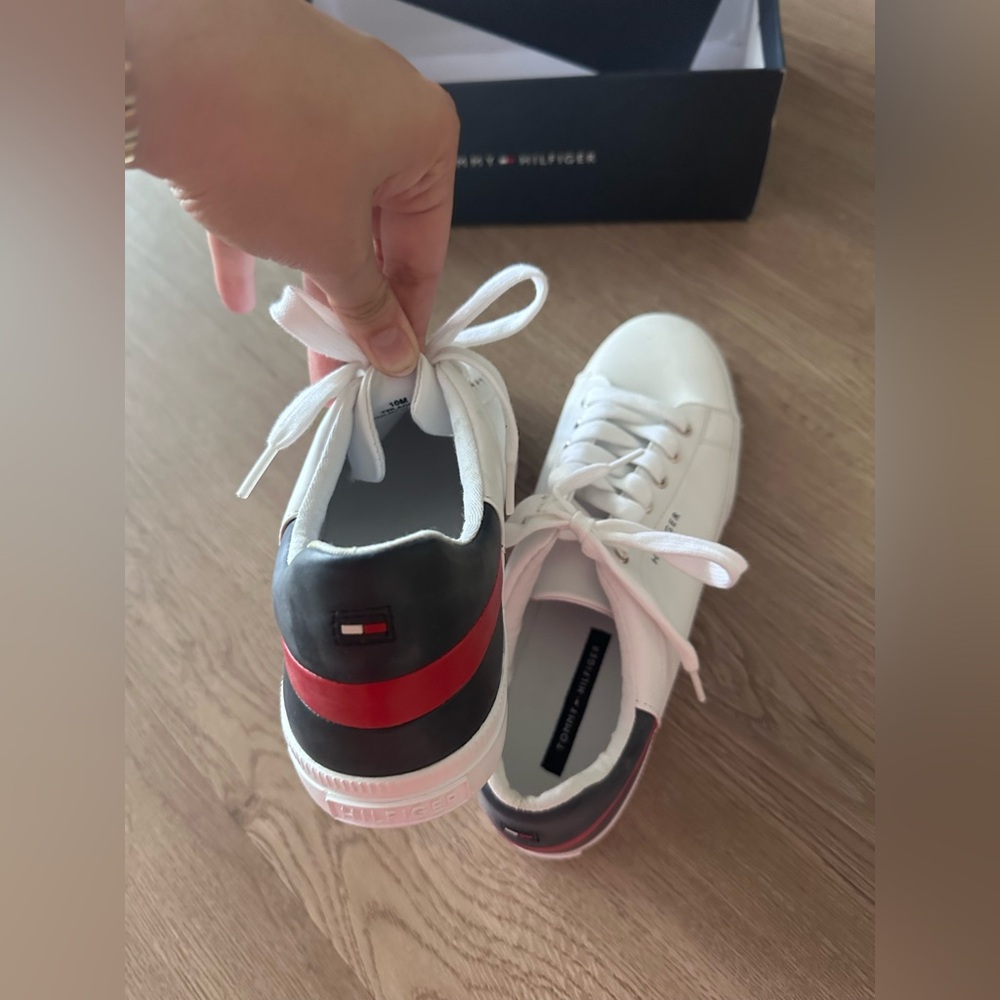 Tommy Hilfiger Laddin Lace Up Sneakers - Picture 6 of 8